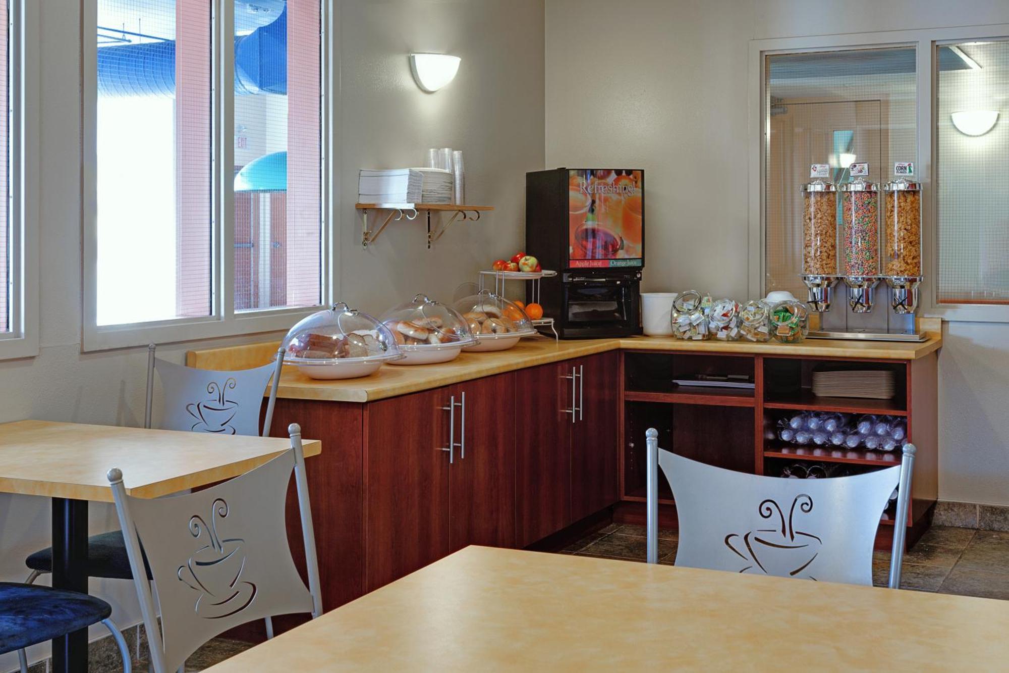 Super 8 By Wyndham Caraquet Hotel Exterior foto